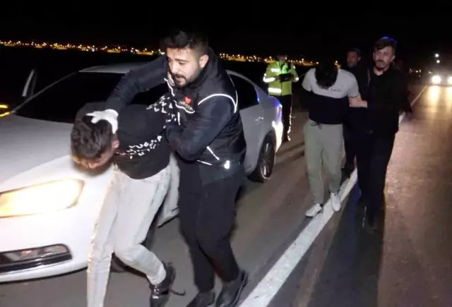 Aksaray'da Polis Memuruna Çarpan Şüpheliler Gözaltına Alındı Aksaray'da Polis Memuruna Çarpan Şüpheliler Gözaltına Alındı