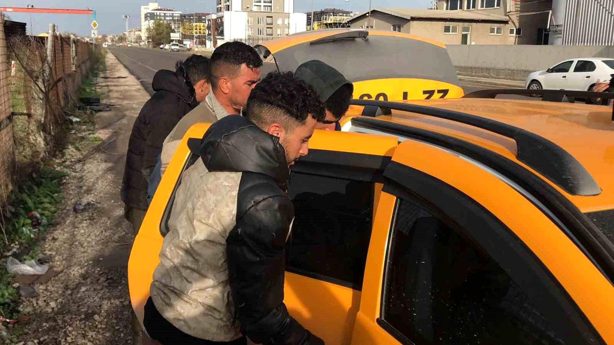 Edirne\'de Ticari Takside 6 Kaçak Göçmen Yakalandı