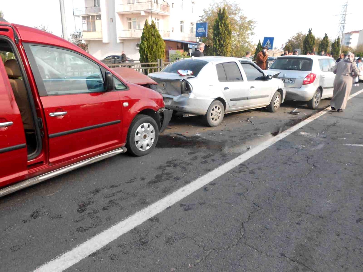 Elazığ\'da zincirleme kaza: 5 araçta maddi hasar