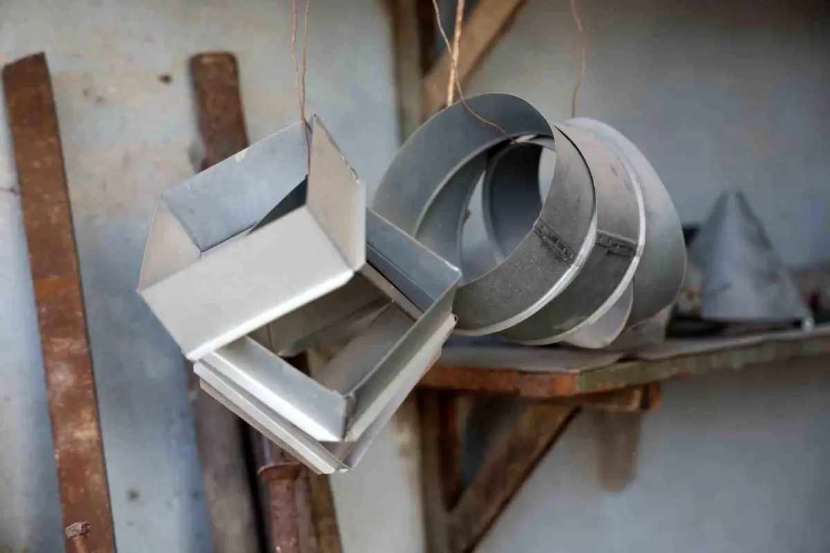 Depremin vurduğu Hatay\'da 35 yıllık kalaycı Ali Devecioğlu, enkaz çarşısında çekiç sallayarak ekmek parasını kazanıyor