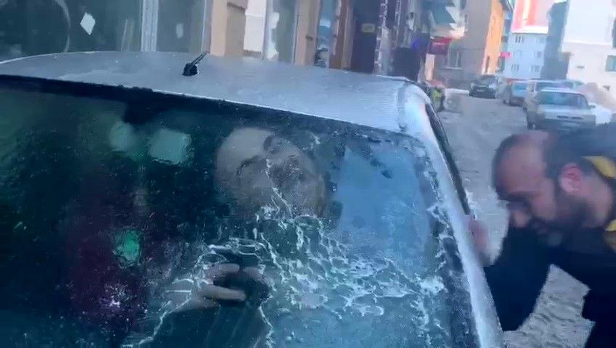 Erzurum\'da Soğuk Hava Sürücülere Zor Anlar Yaşatıyor