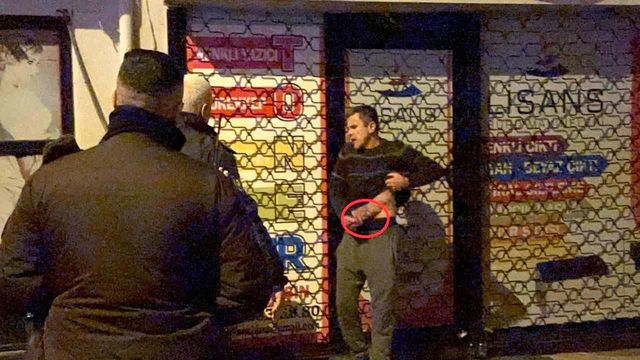 Sokak ortasında bıçağı boğazına dayayıp ekiplere böyle yalvardı: Bana Hülya'yı getirin Sokak ortasında bıçağı boğazına dayayıp ekiplere böyle yalvardı: Bana Hülya'yı getirin