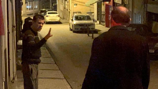 Sokak ortasında bıçağı boğazına dayayıp ekiplere böyle yalvardı: Bana Hülya'yı getirin Sokak ortasında bıçağı boğazına dayayıp ekiplere böyle yalvardı: Bana Hülya'yı getirin