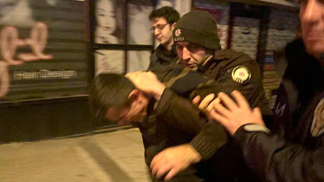 Sokak ortasında bıçağı boğazına dayayıp ekiplere böyle yalvardı: Bana Hülya'yı getirin Sokak ortasında bıçağı boğazına dayayıp ekiplere böyle yalvardı: Bana Hülya'yı getirin