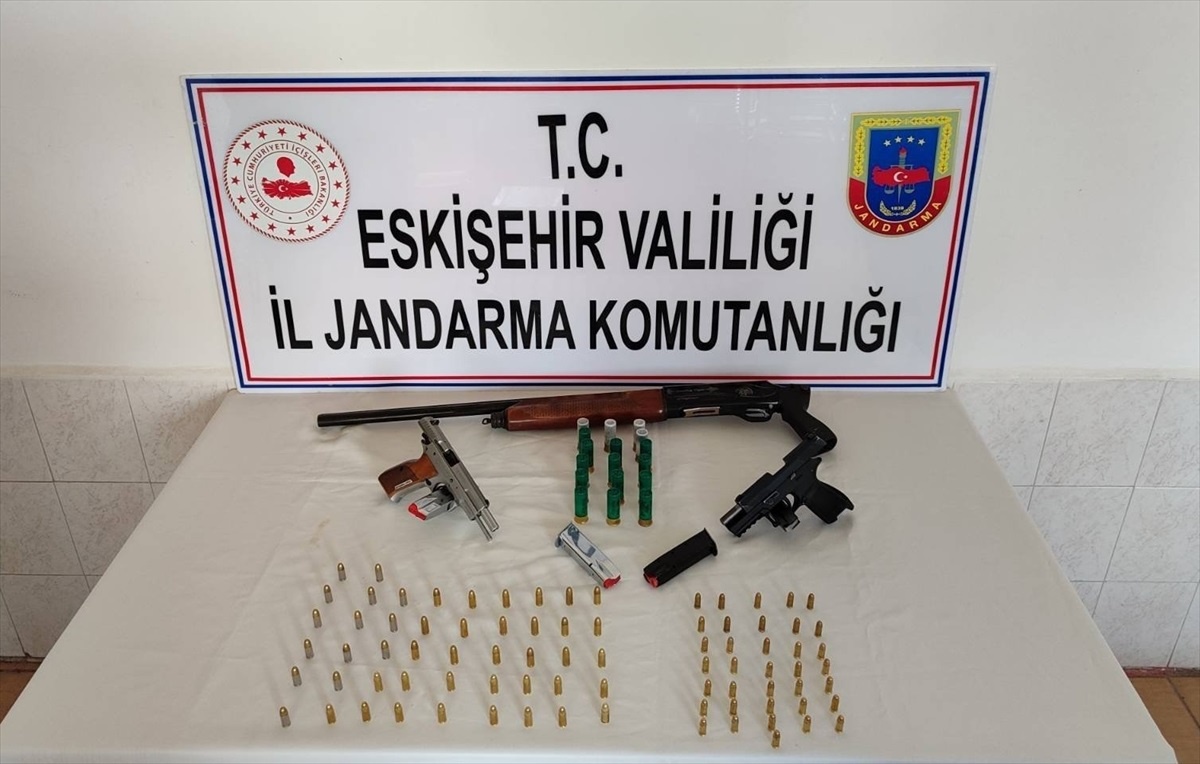 Eskişehir\'de silah ve mühimmat kaçakçılarına operasyon