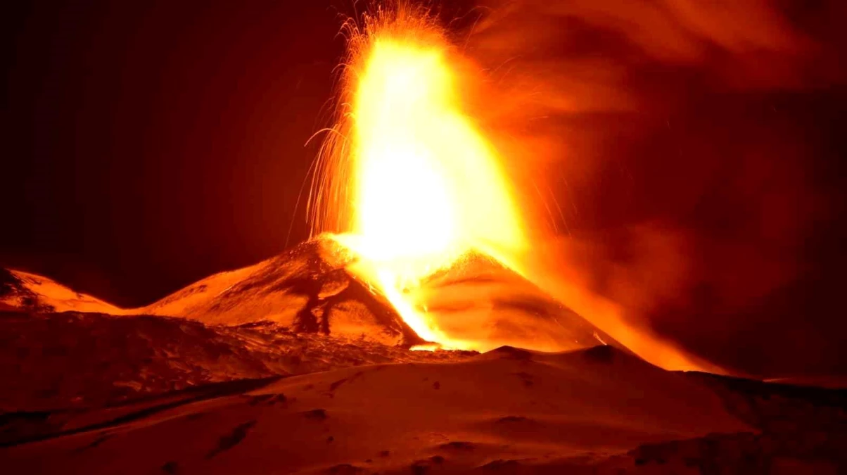 İtalya\'daki Etna Yanardağı Güçlü Şekilde Kül ve Lav Püskürttü