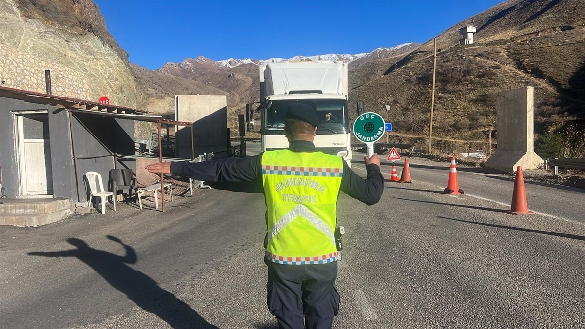 Hakkari\'de zorunlu kış lastiği denetimi yapıldı