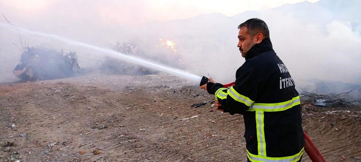 Hatay\'ın Belen ilçesinde hurdalık alanda çıkan yangın kontrol altına alındı