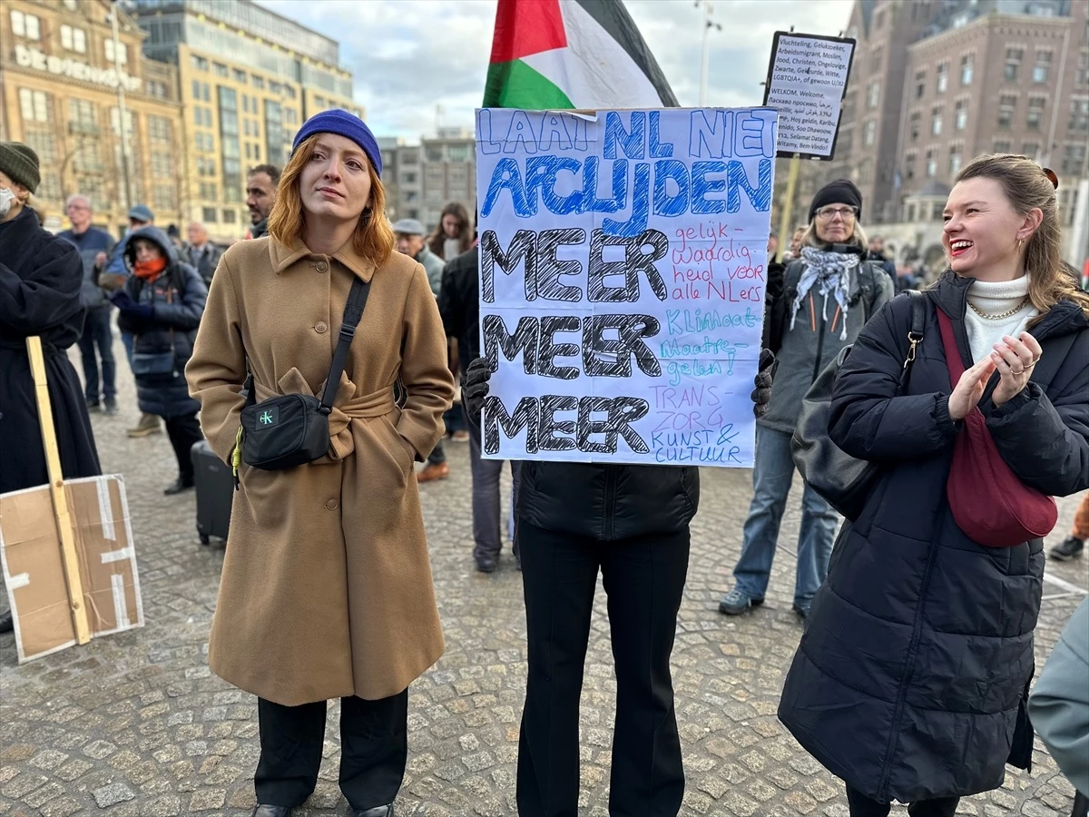 Hollanda\'da aşırı sağcı Wilders\'ın seçimleri kazanması protesto edildi