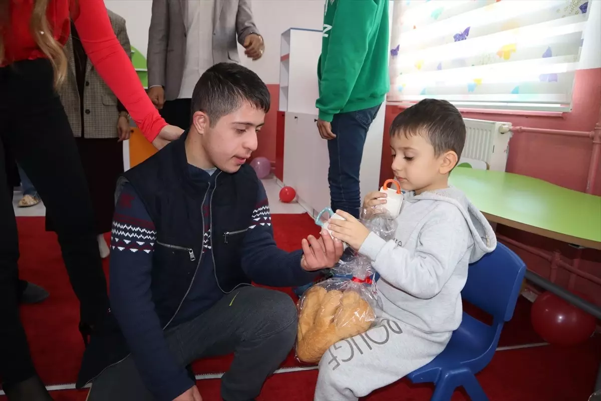 Iğdır\'da özel öğrenciler oyuncakları çocuklara hediye etti