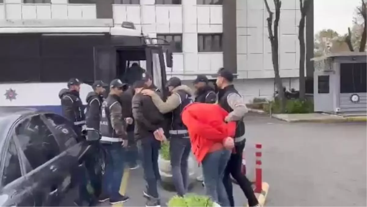 İstanbul\'da sahte belgeyle göçmen kaçakçılığı yapan 8 şüpheli yakalandı