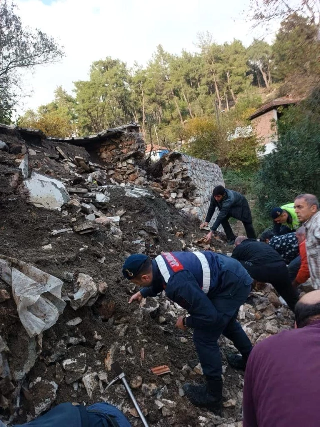 Antalya'da istinat duvarı çöktü: 1 çocuk hayatını kaybetti
