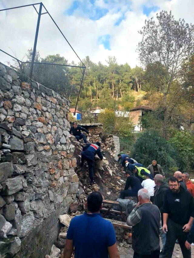 Antalya'da istinat duvarı çöktü: 1 çocuk hayatını kaybetti