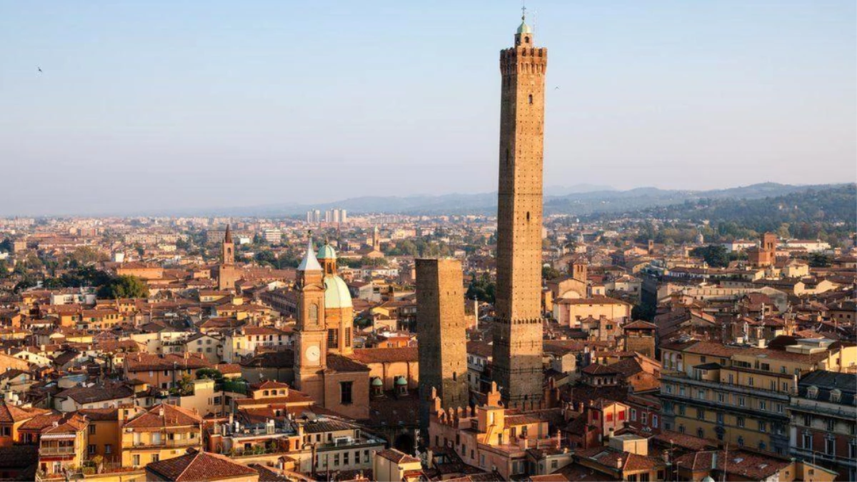 İtalya\'nın Bologna kentindeki Garisenda kulesi tadilata alınacak