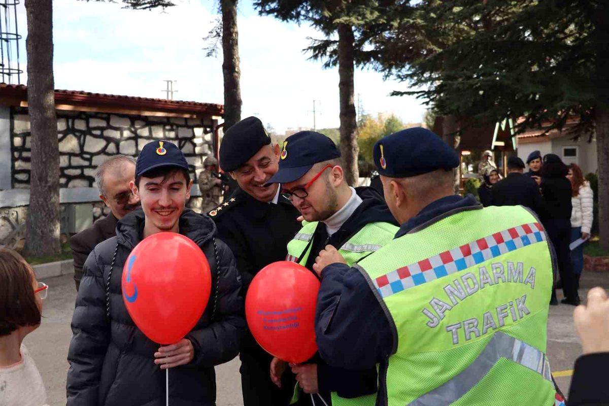 Afyonkarahisar\'da Jandarma, Engelliler Günü Programı Düzenledi
