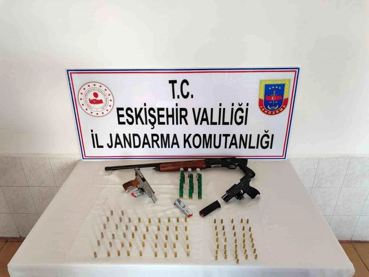 Eskişehir\'de Kaçak Silah Operasyonu: 2 Kişi Yakalandı