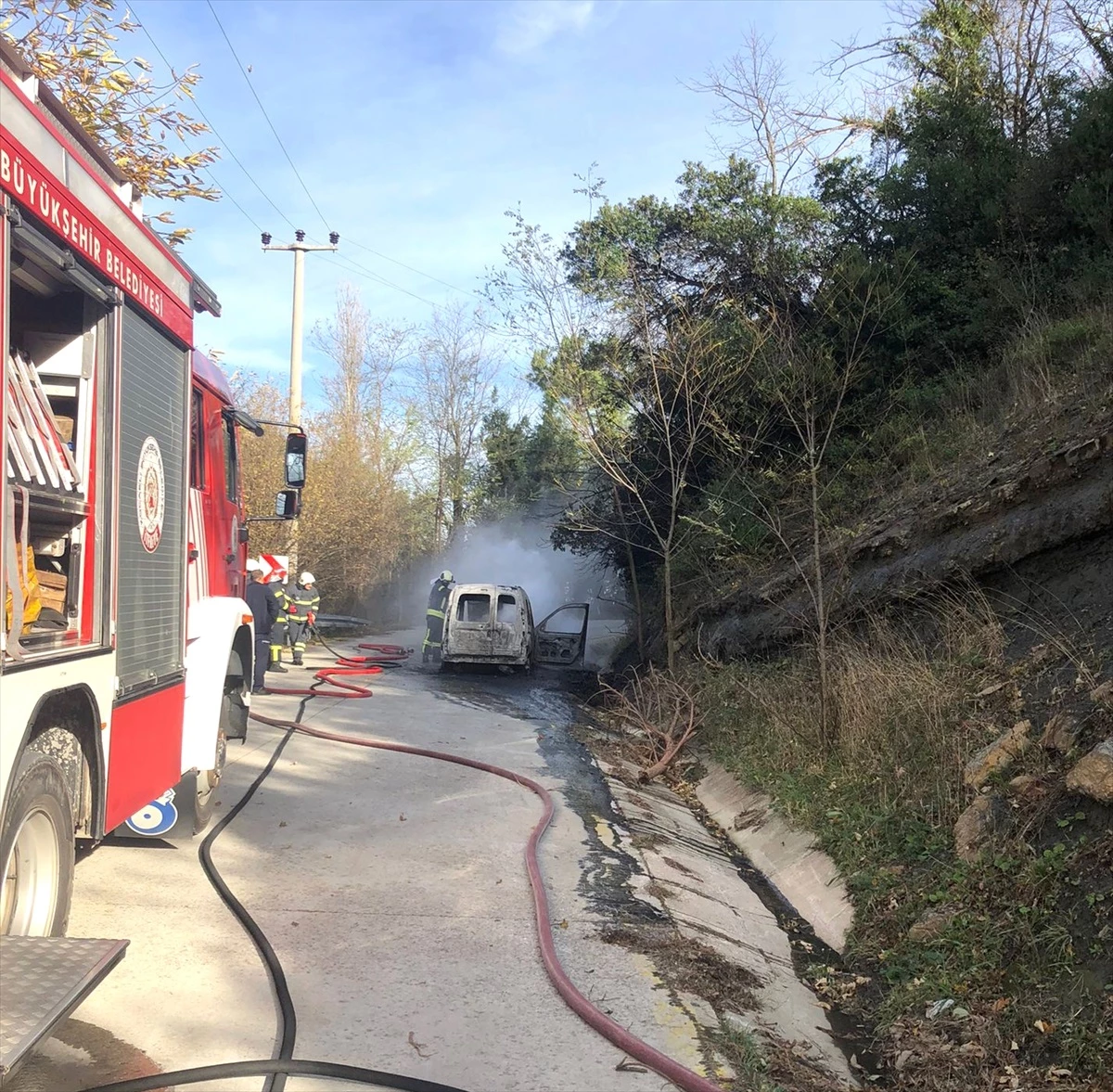 Karamürsel\'de seyir halindeki hafif ticari araç yandı