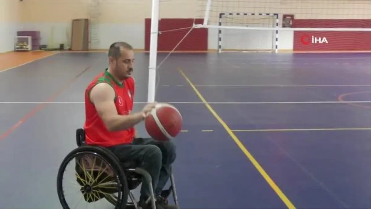 Kavgayı ayırırken yediği kurşunla felç olan Eyüp, yaşama basketbolla tutundu