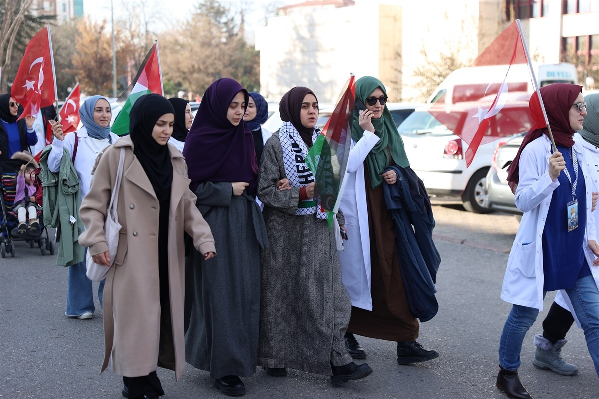 Kayseri\'de sağlık çalışanları Filistin için yürüdü