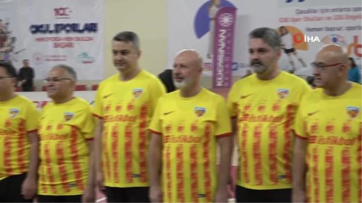Kayseri Protokolü Down Sendromlu Gençlerle Futsal Maçı Yaptı