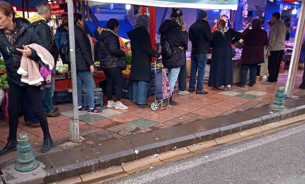 Eskişehir\'de Hamsi İndirimi: Vatandaşlar Kuyruğa Girdi