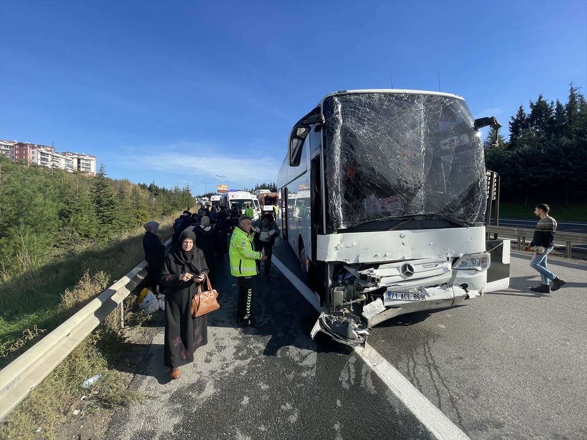 Anadolu Otoyolu\'nda tır ve otobüs kaza yaptı, 6 kişi yaralandı