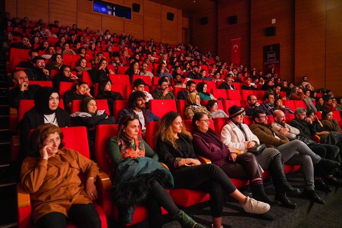 Diyarbakır Büyükşehir Belediyesi Şehir Tiyatroları\'nın yeni oyunu Komedi Mola\'nın 7. bölümü izleyiciyle buluştu