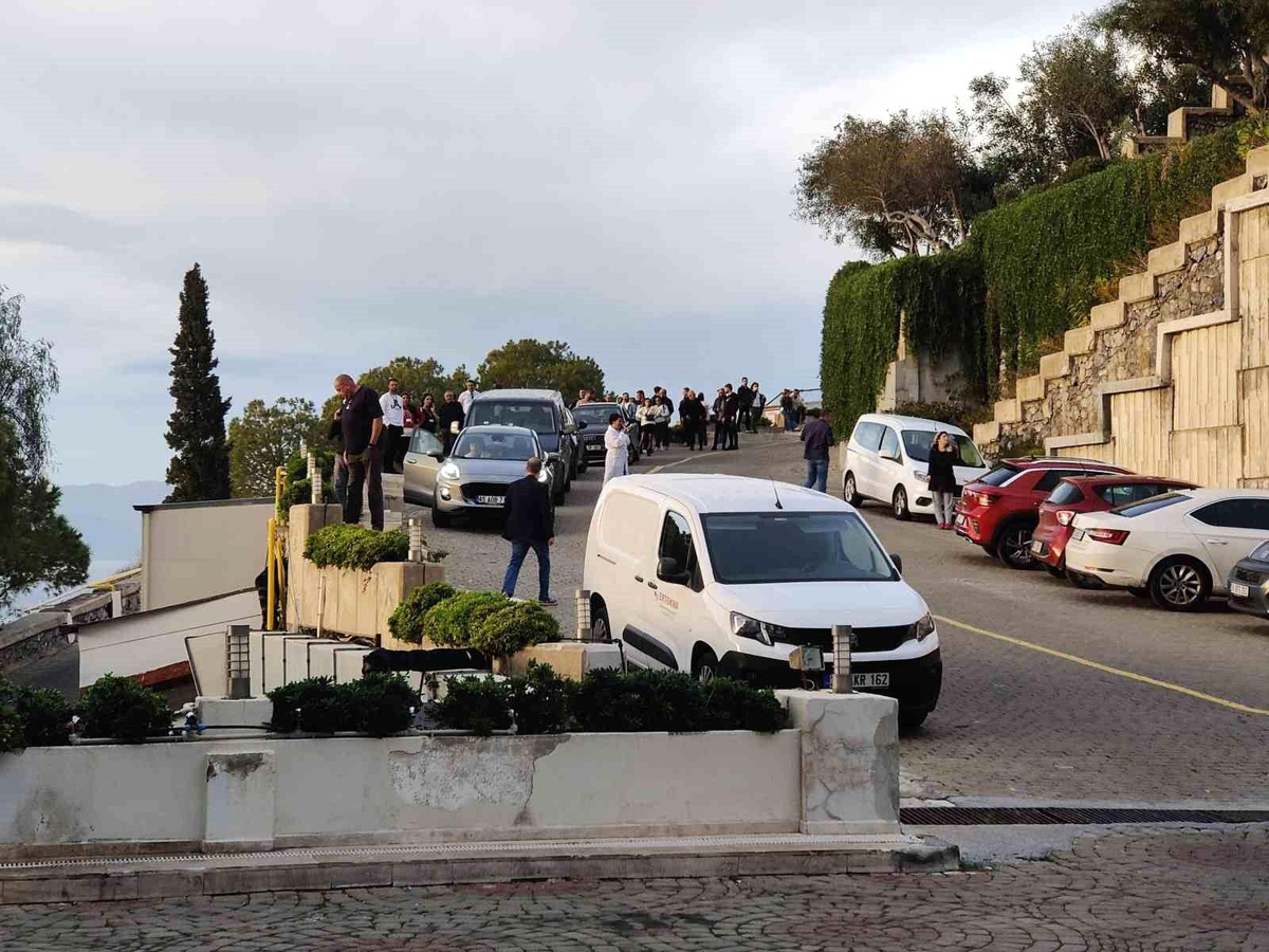 Kuşadası\'ndaki 5 yıldızlı otelde çıkan yangın kontrol altına alındı