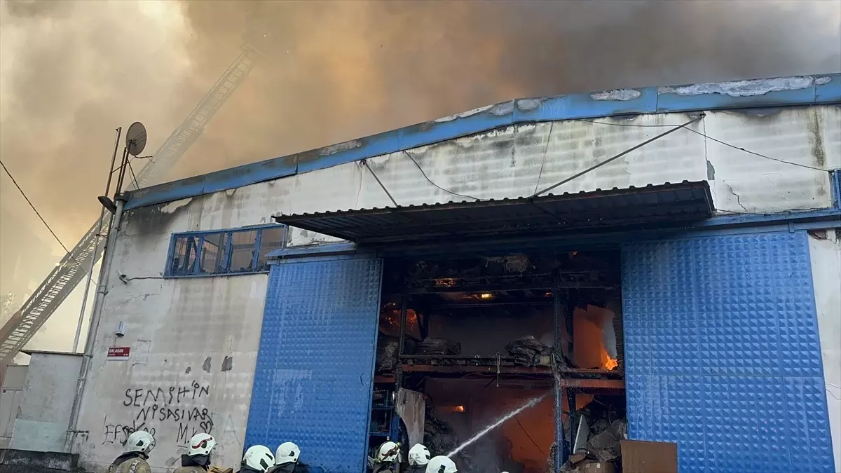 Maltepe\'de kahve imalatı yapılan iş yerinde yangın çıktı