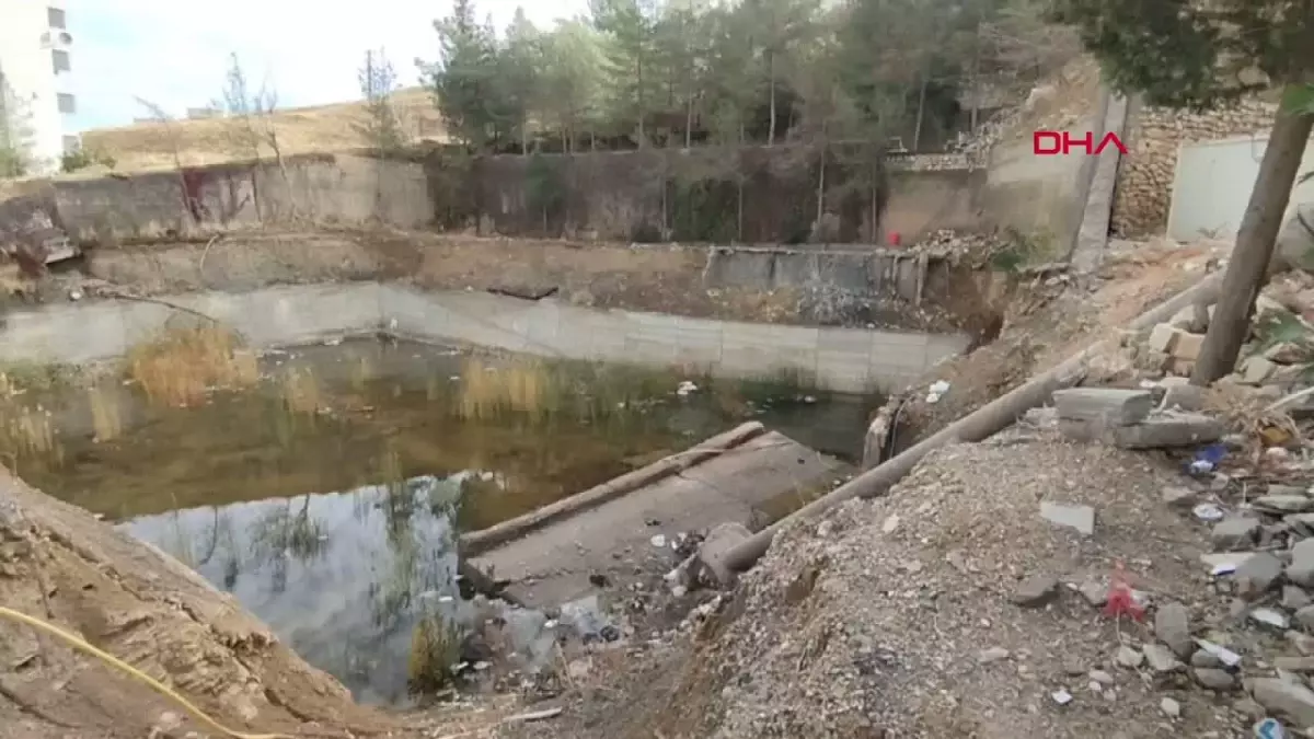 Mardin\'de terk edilmiş inşaat temelinde su birikintisi tehlike saçıyor