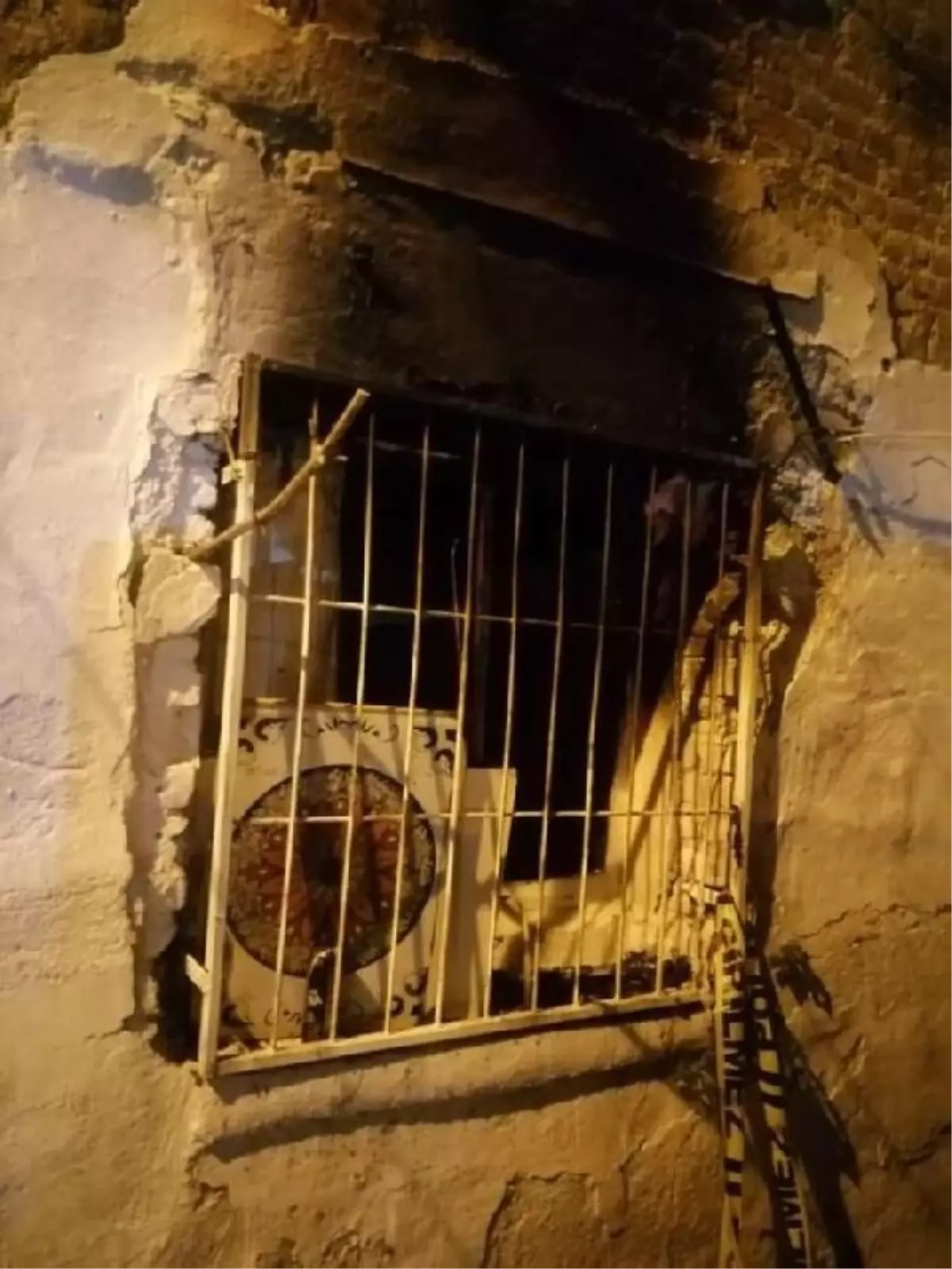 İzmir'de metruk evde çıkan yangında bir kişi hayatını kaybetti