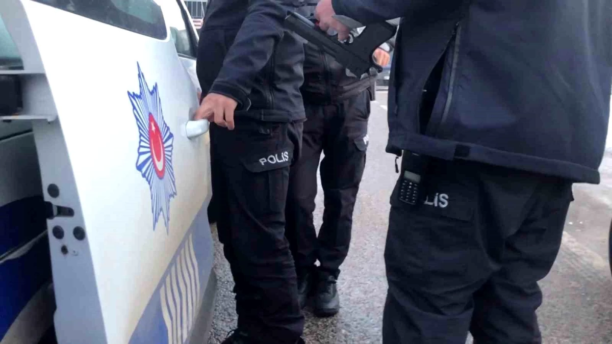 Erzurum\'da oyuncak silahla sosyal medya için görüntü çeken gençler polisi alarma geçirdi