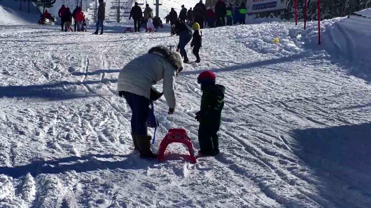 Palandöken Kayak Merkezi\'nde Çocukların Kızak Keyfi