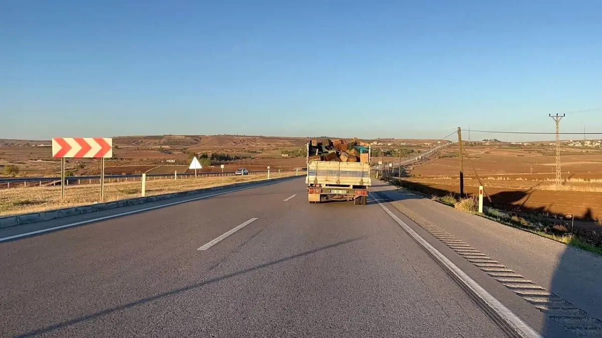 Kilis-Gaziantep karayolunda patlak lastikle kilometrelerce yol kat eden kamyonet