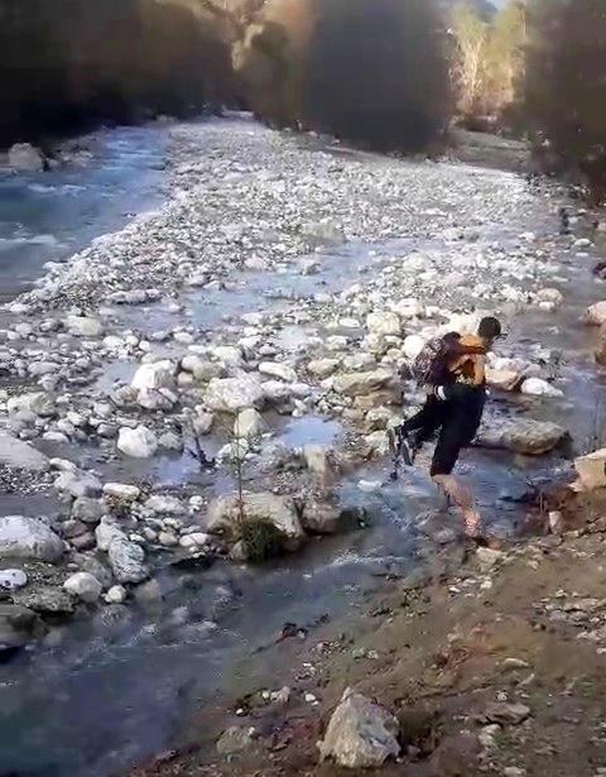 Antalya\'da sağanak yağışta köprü yıkılınca aileler çocuklarını sırtına alarak geçti