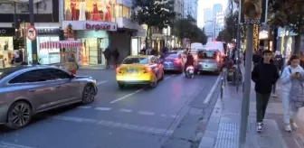 Yolda borçlusunu görünce otomobilin üzerine atladı