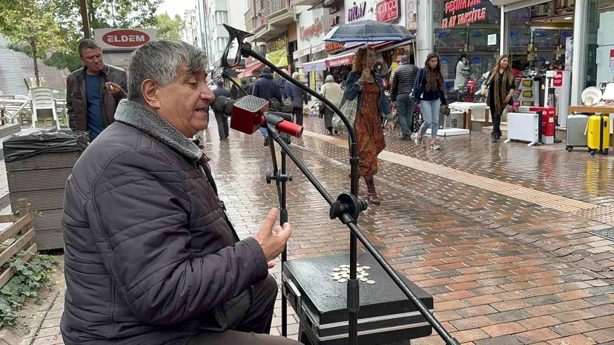 Eskişehir\'de \'Sanat Güneşi\' olarak tanınan sokak sanatçısı 14 yıldır şarkı söylüyor