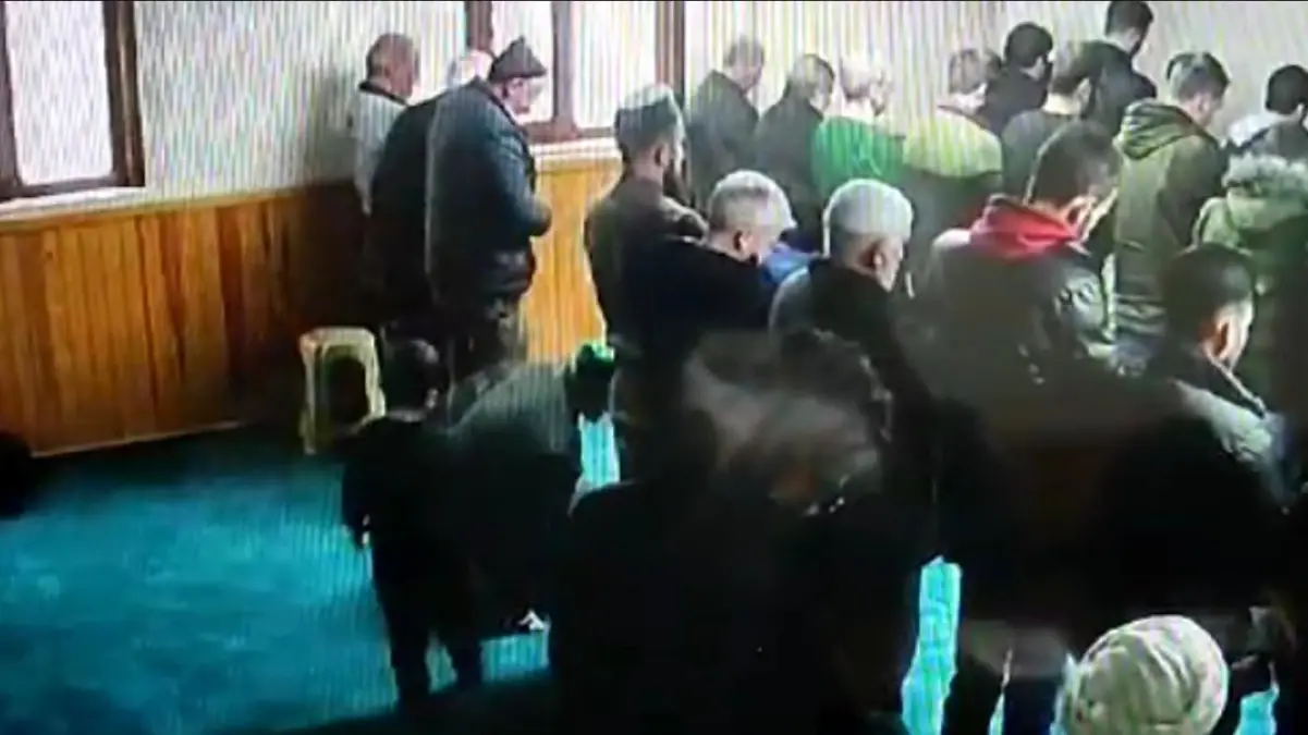 Sultangazi\'de secdeye çıkan babanın sırtına çıkan çocuk cemaati güldürdü