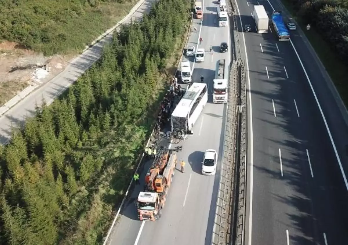 TEM Otoyolu'nda otobüsün TIR'a çarpması: 13 yaralı