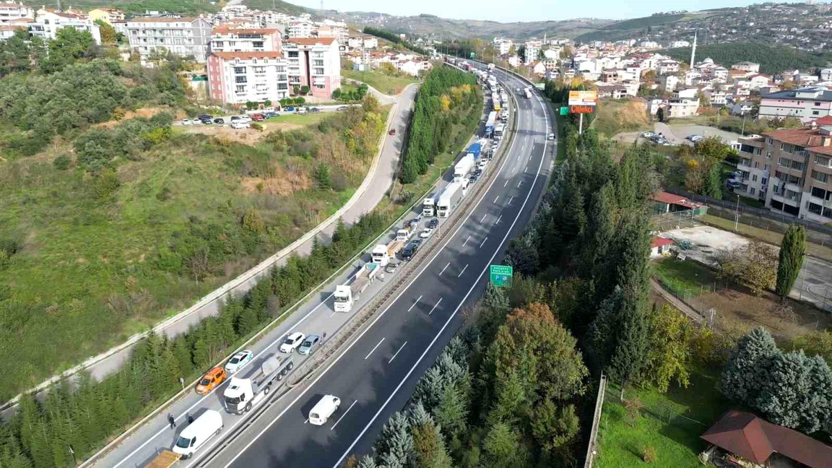 TEM Otoyolu\'nda yolcu otobüsü tıra çarptı: 13 yaralı