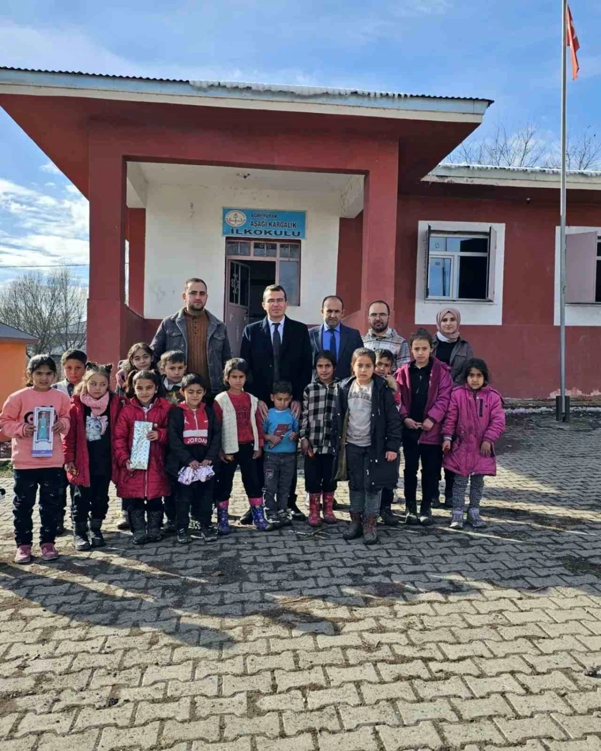 Ağrı Kaymakamı, Tutak köylerindeki okulları ziyaret etti