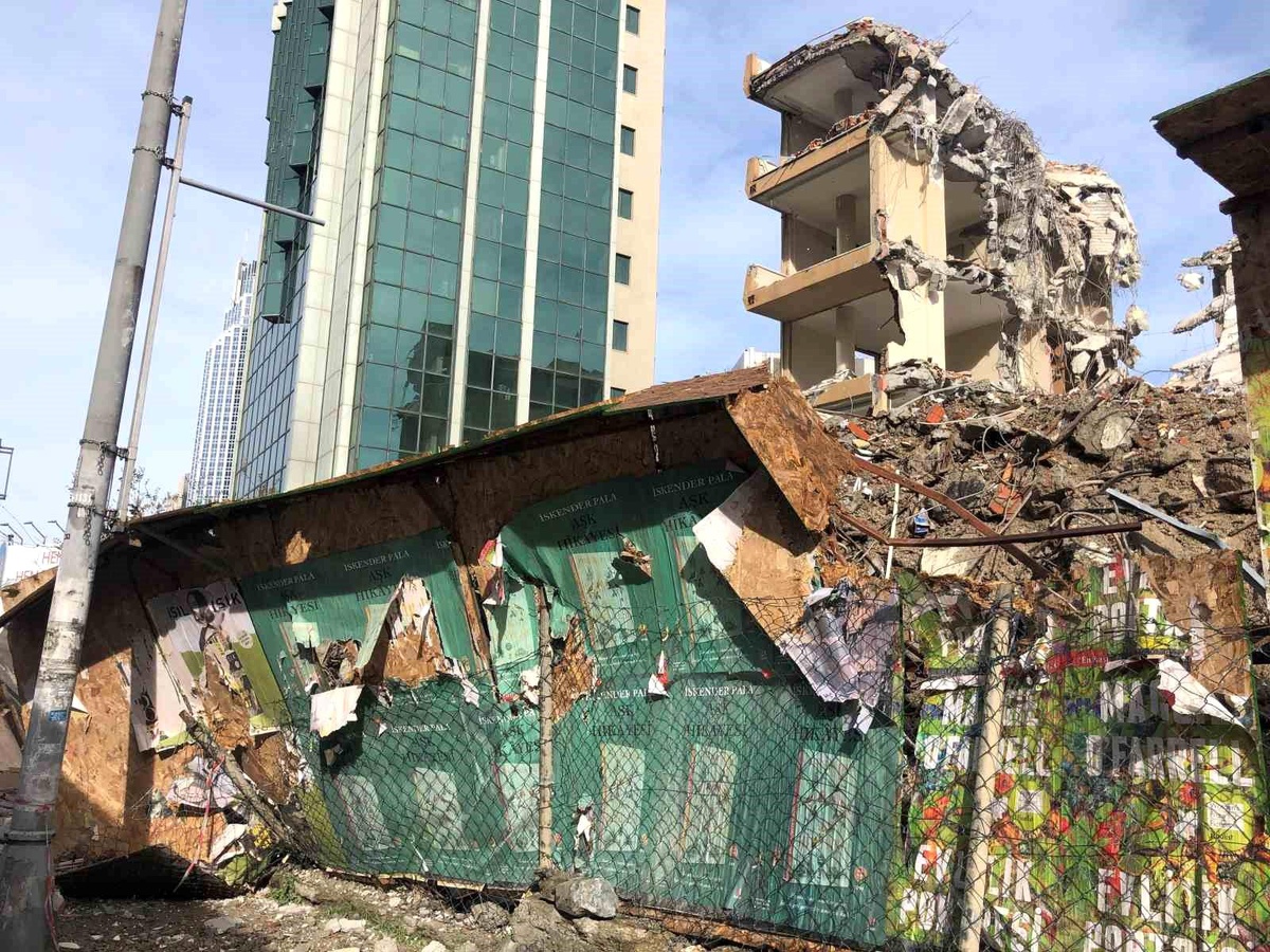 Levent\'te 11 katlı binanın yıkımı sırasında kısmi çökme: 1 yaralı, 3 araç hasar gördü