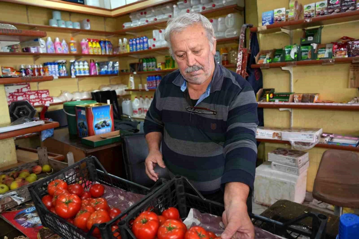 Babasının 77 yıl önce kurduğu dükkanda 46 yıldır bakkallık yapan Ziya Özkan, marketlere meydan okuyor
