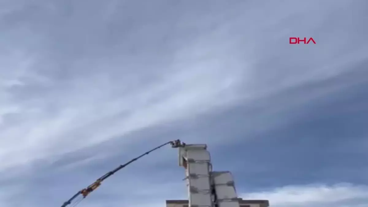 Adıyaman\'da ağır hasarlı 8 katlı bina çekilerek yıkıldı