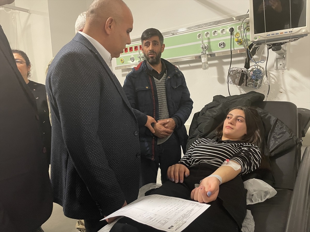 Ağrı\'da minibüs ile kamyonet çarpıştı, 20 öğrenci yaralandı