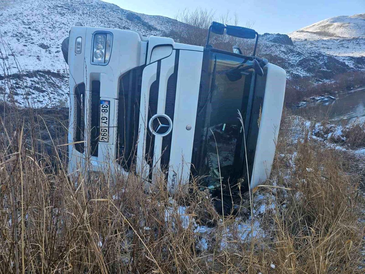 Ağrı\'da trafik kazasında tır sürücüsü hayatını kaybetti