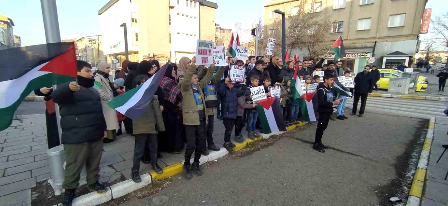 Ağrı\'da gençler İsrail\'in Gazze saldırılarını protesto etti