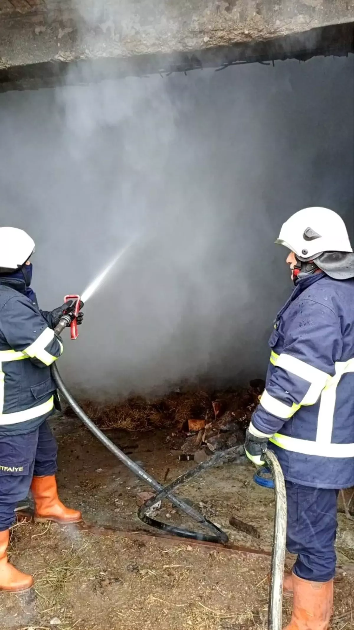 Kastamonu\'da köyde çıkan yangında ahır kullanılamaz hale geldi