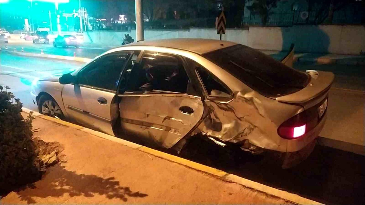 Çorum\'da Otomobil Aydınlatma Direğine Çarptı: 1 Yaralı