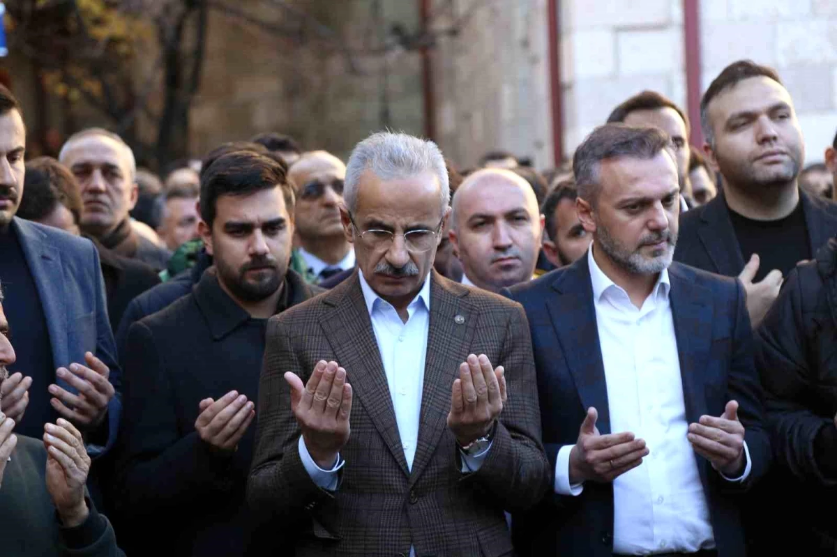 Ulaştırma Bakanı Uraloğlu, trafik kazasında hayatını kaybeden AK Parti Artvin Gençlik Kolları Başkanı\'nın cenazesine katıldı